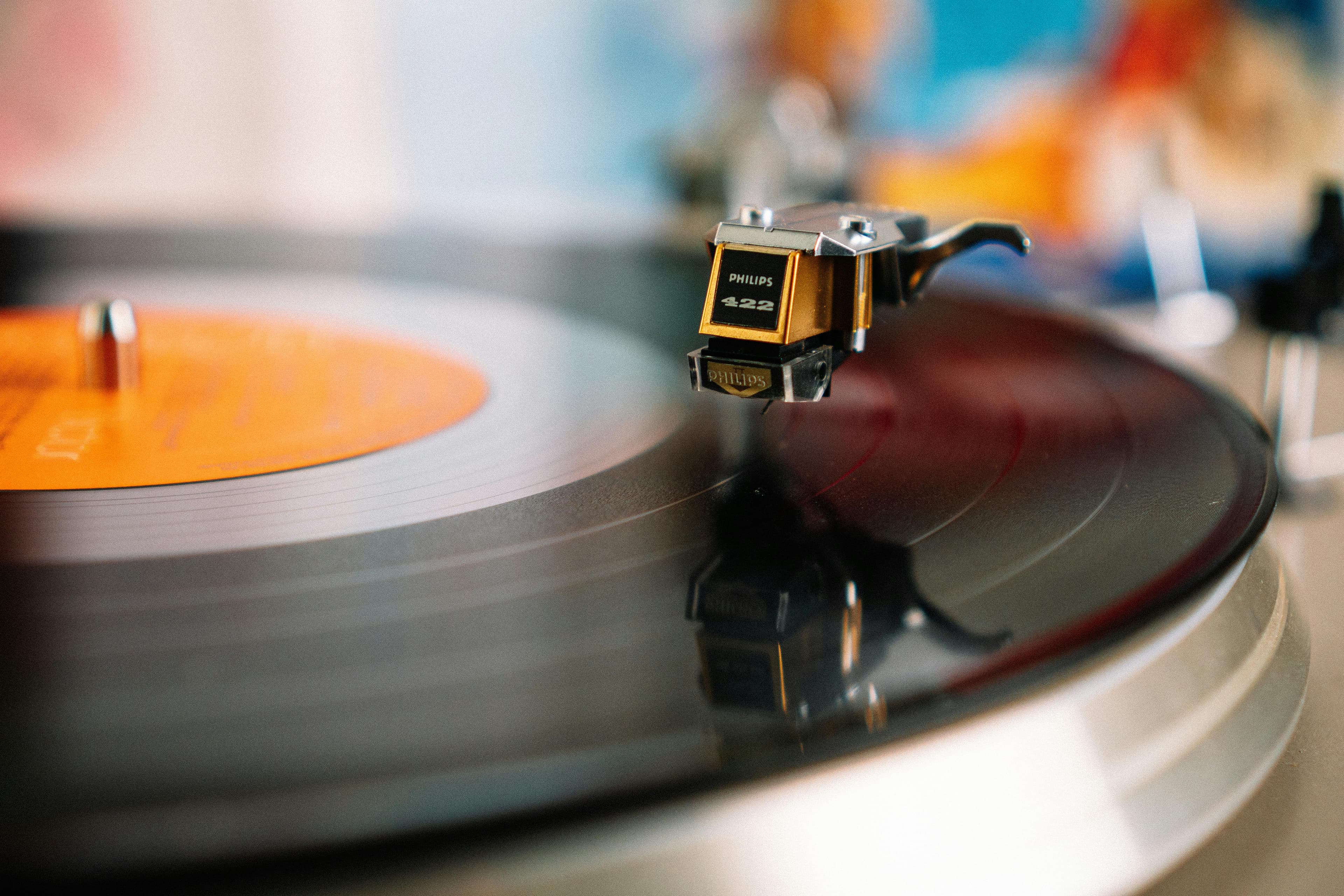 Agulha Philips sobre disco de vinil girando no prato do toca-discos