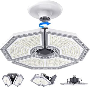 LED Garage Lights, 140W 18500 Lumens Garage Lighting, 6000K Daylight with Deformable Three Panels Garage Ceiling Light Fixture E26/E27 Triple Glow LED Shop Light for Garage Basement Workshop Warehouse por Artista não identificado — capa do álbum