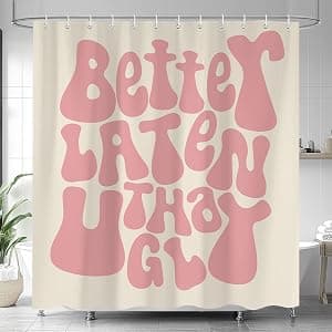 Linda cortina de chuveiro com estampa de letras rosa, Better Late Than Ugly Aesthetic Girl Design Cortinas de chuveiro para banheiro, decoração moderna bege descolada, conjuntos de cortina de chuveiro por Artista não identificado — capa do álbum