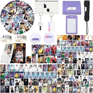 Conjunto de produtos para fãs de presentes, incluindo 55 cartões postais, 93 adesivos, 2 chaveiros, 2 crachás de pinos, 2 fitas de papel, fichário de cartões de foto, porta-crachás de identificação por Artista não identificado — capa do álbum
