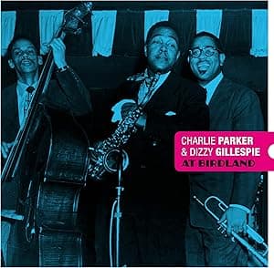 At Birdland [180-Gram Blue & Red Colored Vinyl With Bonus Tracks] [Disco de Vinil] por Charlie & Dizzy Gillespie Parker — capa do álbum
