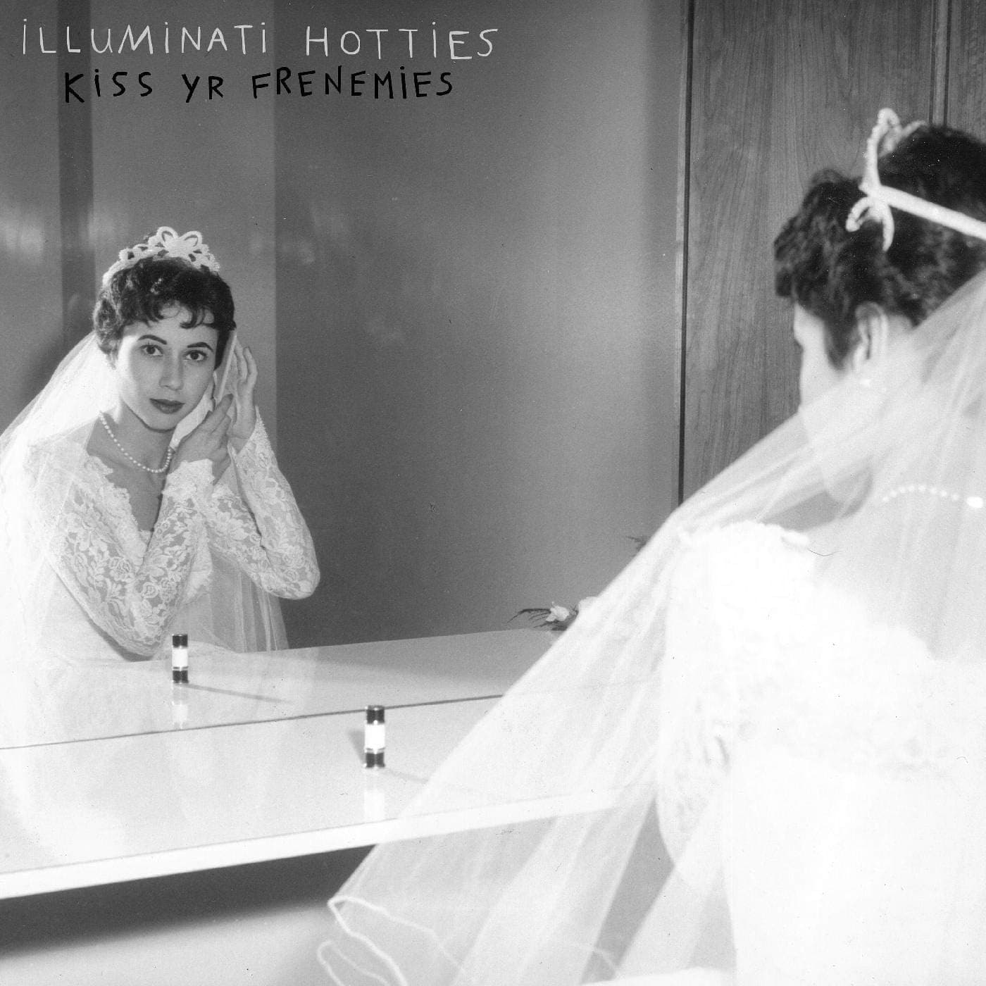 KISS YR FRENEMIES (RANDOM RECYCLED MIXED VINYL) por illuminati hotties — capa do álbum