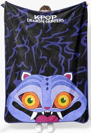 Jay Franco Cobertor de pelúcia infantil – Lã de pelúcia ultramacia e aconchegante para cama, sofá, decoração de casa, Derpy oficial licenciado, preto - Kpop Demon Hunters, 116 x 152 cm - Cobertor por Desenho animado — capa do álbum