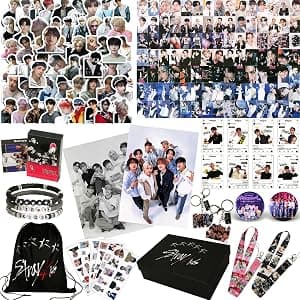Conjunto de presentes Stray Kids, incluindo 110 cartões fotográficos, 180 adesivos, 1 mochila com cordão, 24 cartões Lomo, 3 pulseiras, 2 pôsteres adesivos, 2 chaveiros, 2 cordões e alfinetes produtos por Artista não identificado — capa do álbum